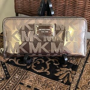 Michael Kors  Silver Metallic Leather  Signature  Zip Envelope Wallet